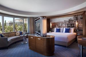 Postel nebo postele na pokoji v ubytování Renaissance Izmir Hotel