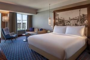 Postel nebo postele na pokoji v ubytování Renaissance Izmir Hotel