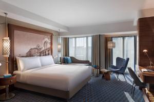 Postel nebo postele na pokoji v ubytování Renaissance Izmir Hotel