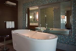 Koupelna v ubytování Renaissance Izmir Hotel
