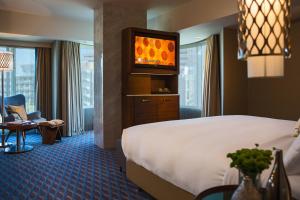 Postel nebo postele na pokoji v ubytování Renaissance Izmir Hotel