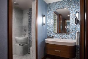 Koupelna v ubytování Renaissance Izmir Hotel