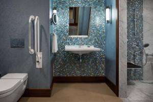 Koupelna v ubytování Renaissance Izmir Hotel