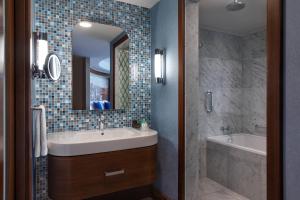 Koupelna v ubytování Renaissance Izmir Hotel