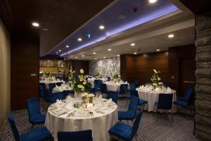 Restaurace v ubytování Renaissance Izmir Hotel + 37 fotografií