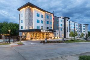 uma vista exterior da estalagem e suites do Hampton em Residence Inn by Marriott Fort Worth Southwest em Fort Worth