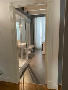 A bathroom at Casa Giulietta - ombrellone e 2 lettini inclusi