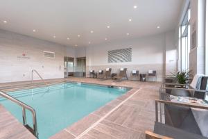 uma grande piscina num quarto de hotel em AC Hotel by Marriott Boston North em Medford