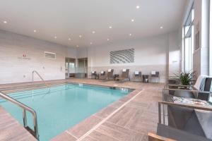 una grande piscina in una camera d'albergo di AC Hotel by Marriott Boston North a Medford