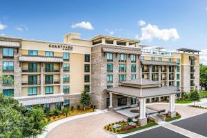 a hotel with a gazebo in front of a building at Courtyard by Marriott Hilton Head Island in Hilton Head Island