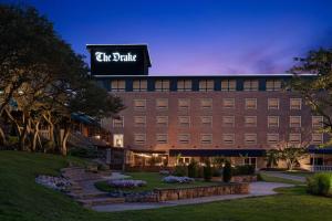 een hotelgebouw met een bord dat stadspark leest bij The Drake Oak Brook, Autograph Collection in Oak Brook