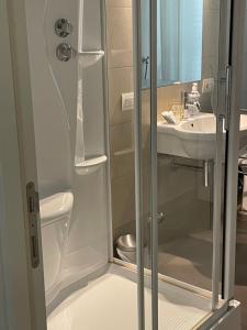 A bathroom at Casa Giulietta - ombrellone e 2 lettini inclusi