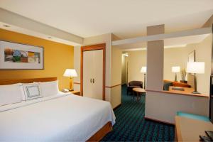 羅穆盧斯的住宿－Fairfield Inn & Suites by Marriott Detroit Metro Airport Romulus，酒店客房设有床和客厅。