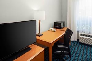 TV a/nebo společenská místnost v ubytování Fairfield Inn & Suites by Marriott Detroit Metro Airport Romulus