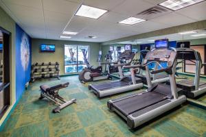 un gimnasio con cintas de correr y máquinas en una habitación en SpringHill Suites Laredo, en Laredo