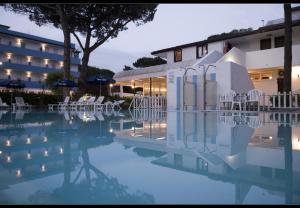 Bazén v ubytování Hotel Rosa Dei Venti nebo v jeho okolí