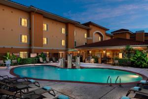 uma piscina em frente a um hotel em TownePlace Suites Houston North/Shenandoah em The Woodlands