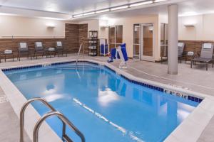 uma piscina com água azul num quarto de hotel em Fairfield Inn & Suites by Marriott Coralville em Coralville