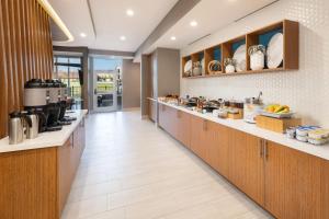 Willow Park的住宿－SpringHill Suites by Marriott Weatherford Willow Park，一个带木制橱柜和台面的大厨房