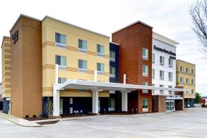 Fairfield Inn & Suites by Marriott Nashville Downtown-MetroCenter في ناشفيل: مبنى الفندق وامامه موقف سيارات