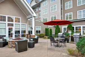 un patio con mesa, sillas y sombrilla en Residence Inn by Marriott Morgantown Medical Center Area en Morgantown
