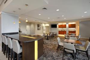 een lobby met een bar en tafels en stoelen bij Residence Inn by Marriott Morgantown Medical Center Area in Morgantown