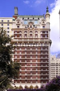 un gran edificio con una torre encima en The Adolphus, Autograph Collection, en Dallas