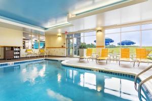 una piscina con mesas y sillas naranjas en Fairfield Inn & Suites by Marriott Johnson City, en Johnson City