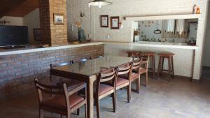 een eetkamer met een glazen tafel en stoelen bij Casa en Tafí del Valle in Tafí del Valle