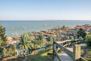 widok na plażę z miastem i ocean w obiekcie L'annexe, Village de l'Herbe w mieście Lège-Cap-Ferret