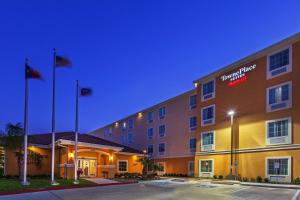 una representación de un hotel por la noche en TownePlace Suites by Marriott Corpus Christi, en Corpus Christi
