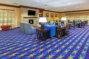 eine Hotellobby mit Kamin und Möbeln in der Unterkunft TownePlace Suites by Marriott Corpus Christi in Corpus Christi