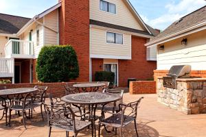 un patio con mesas, sillas y una parrilla en Residence Inn by Marriott Spartanburg en Spartanburg