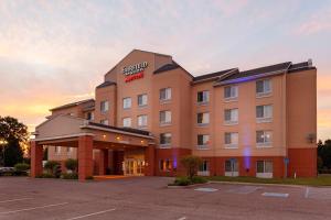 a hotel front of a building with a parking lot at Fairfield Inn and Suites by Marriott Seymour in Seymour