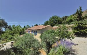 una casa al lado de una colina con árboles en Cozy Home In Mormoiron With House A Panoramic View, en Mormoiron