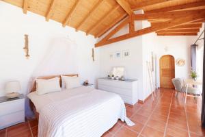 En eller flere senge i et værelse på Ocean Whisper + 30 billeder