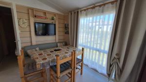 a small dining room with a table and a window at Muntagn' home in Corte