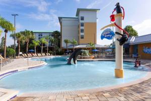 A piscina localizada em SpringHill Suites by Marriott Orlando at SeaWorld ou nos arredores