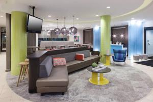 Uma área de estar em SpringHill Suites by Marriott Orlando at SeaWorld