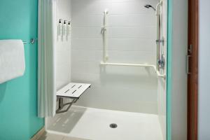 Um banheiro em SpringHill Suites by Marriott Orlando at SeaWorld