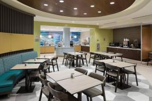 Um restaurante ou outro lugar para comer em SpringHill Suites by Marriott Orlando at SeaWorld
