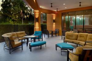 Uma área de estar em SpringHill Suites by Marriott Orlando at SeaWorld
