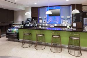 O lounge ou bar de SpringHill Suites by Marriott Orlando at SeaWorld