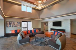 uma grande sala de estar com sofás e uma lareira em Four Points by Sheraton Hamilton - Stoney Creek em Hamilton