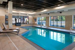uma piscina num quarto de hotel com em Four Points by Sheraton Hamilton - Stoney Creek em Hamilton