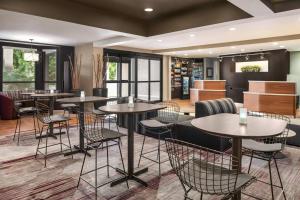 a restaurant with tables and chairs in a room at Courtyard by Marriott Dayton North in Dayton