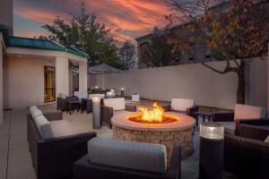 un patio con una hoguera, mesas y sillas en Courtyard by Marriott Dayton North, en Dayton