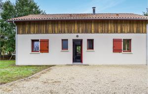 Biały dom z drewnianą fasadą i czerwonymi drzwiami w obiekcie 4 Bedroom Beautiful Home In Garein w mieście Garein +24 zdjęcia