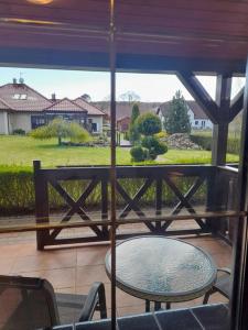 Balkón nebo terasa v ubytování Apartamenty Pod Debem (Ferienwohnungen an der uralten Eiche) + 30 fotografií