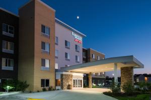 an image of a hotel exterior at night at Fairfield Inn & Suites by Marriott Fort Wayne Southwest in Ellison